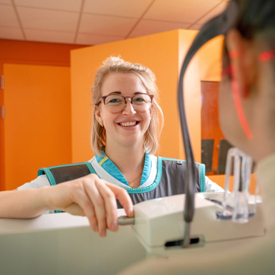 Doktersassistent snijdende poli